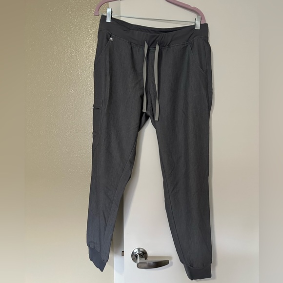 Figs size medium/large in graphite. Casma top and Zamora jogger bottoms - Picture 4 of 5